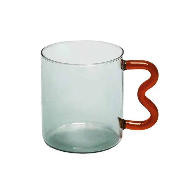 Bunte Kaffeetasse aus Glas mit Kringelgriff