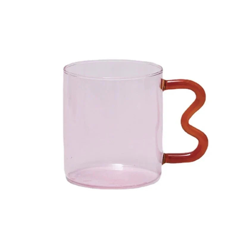 Bunte Kaffeetasse aus Glas mit Kringelgriff