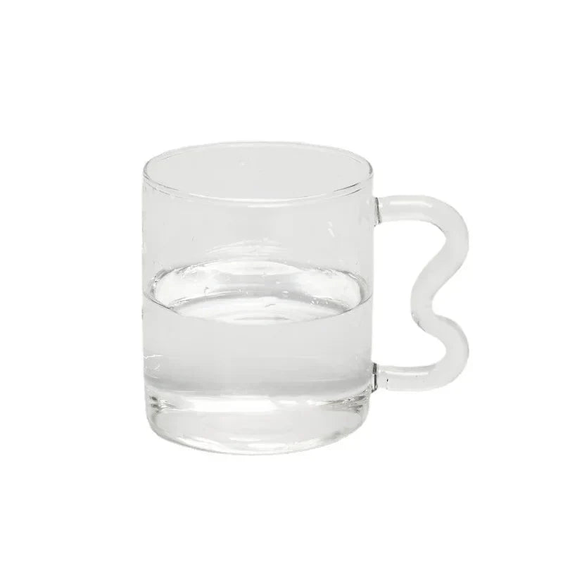 Bunte Kaffeetasse aus Glas mit Kringelgriff