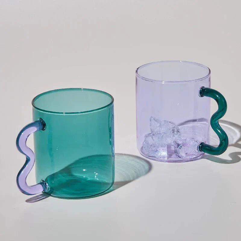 Bunte Kaffeetasse aus Glas mit Kringelgriff