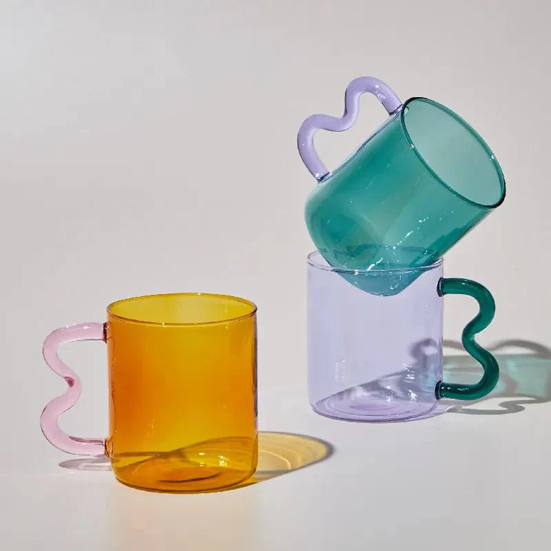 Bunte Kaffeetasse aus Glas mit Kringelgriff