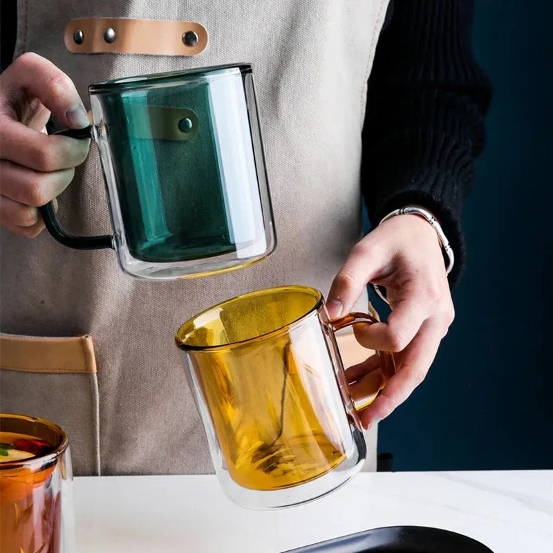 Färgglad dubbelväggig kaffemugg i glas