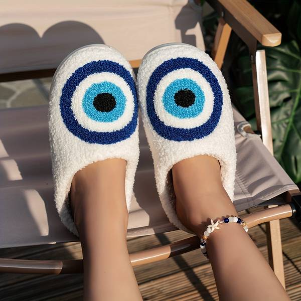 Pantuflas de peluche con forma de mal de ojo