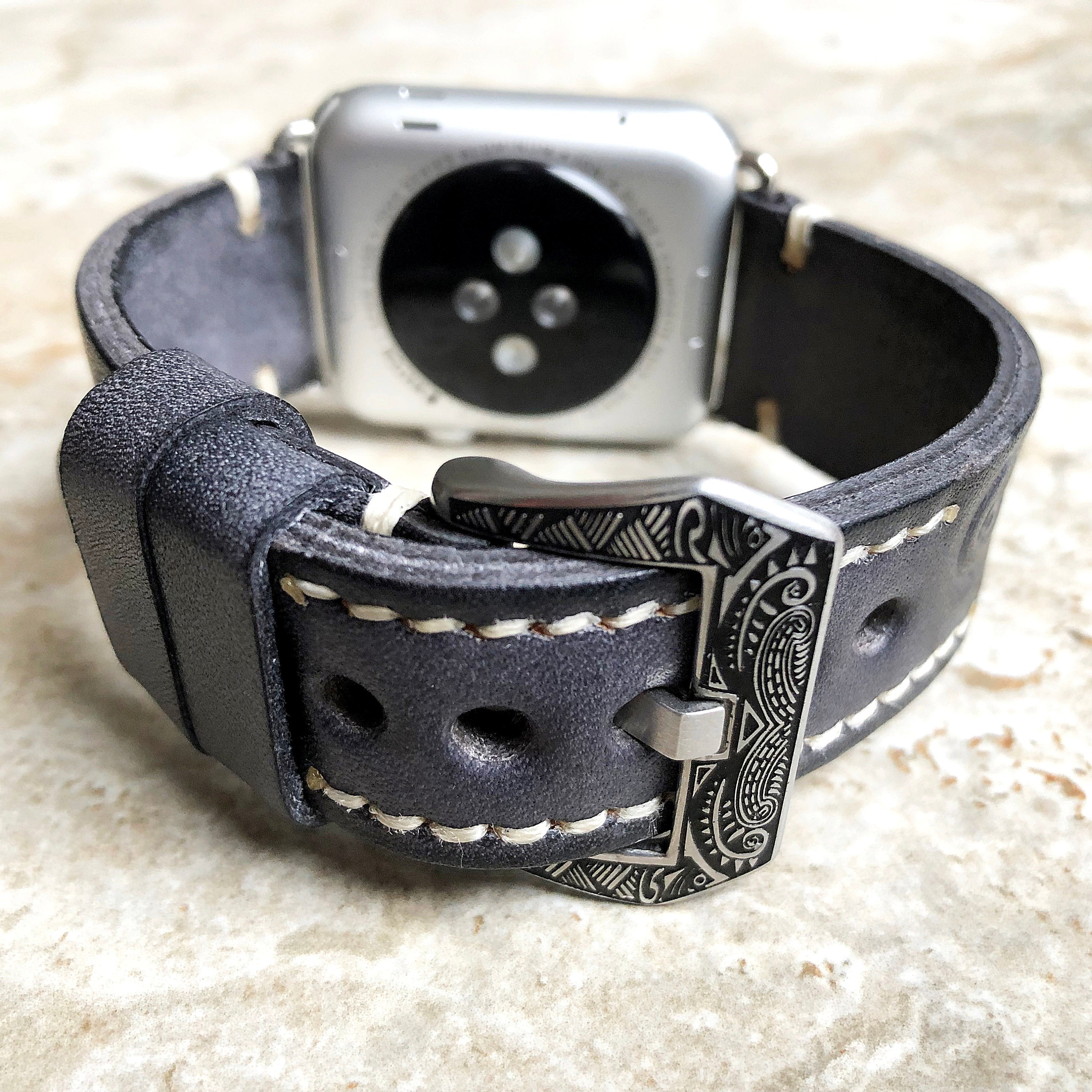 Correa de cuero grabada a mano y con relieve para Apple Watch