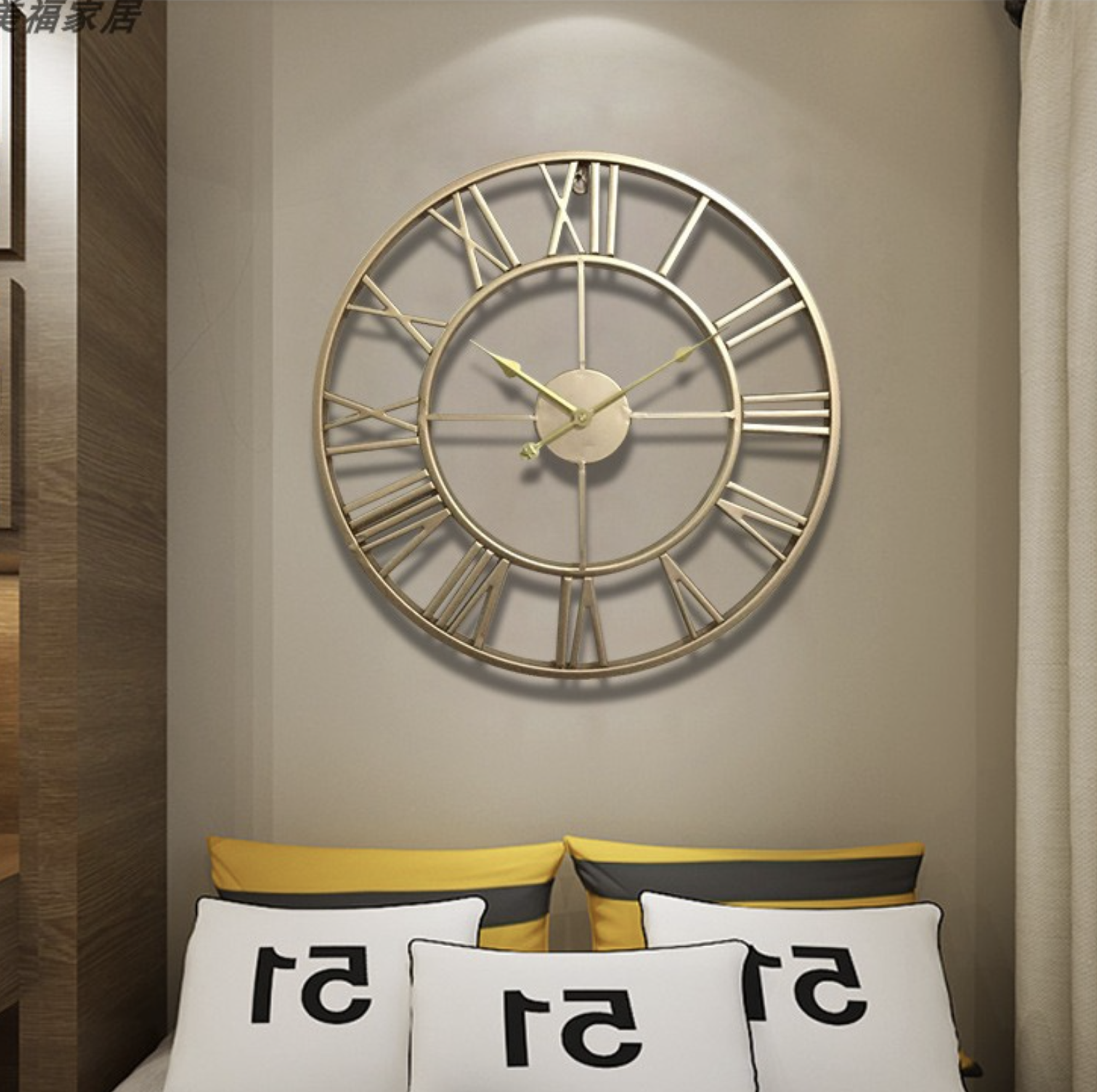 Horloge murale squelette en or ou en bronze