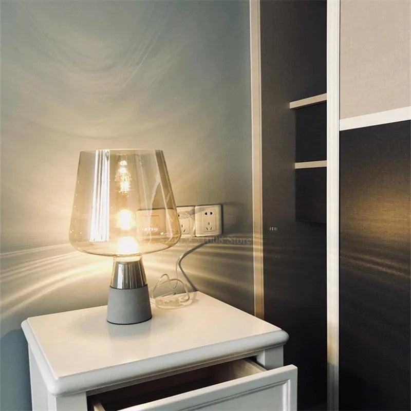 Lampe de table Leimu - Verre ambré et base en ciment