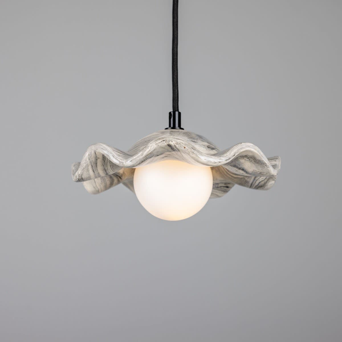 Lampa wisząca Rivale z falistym marmurowym kloszem ceramicznym