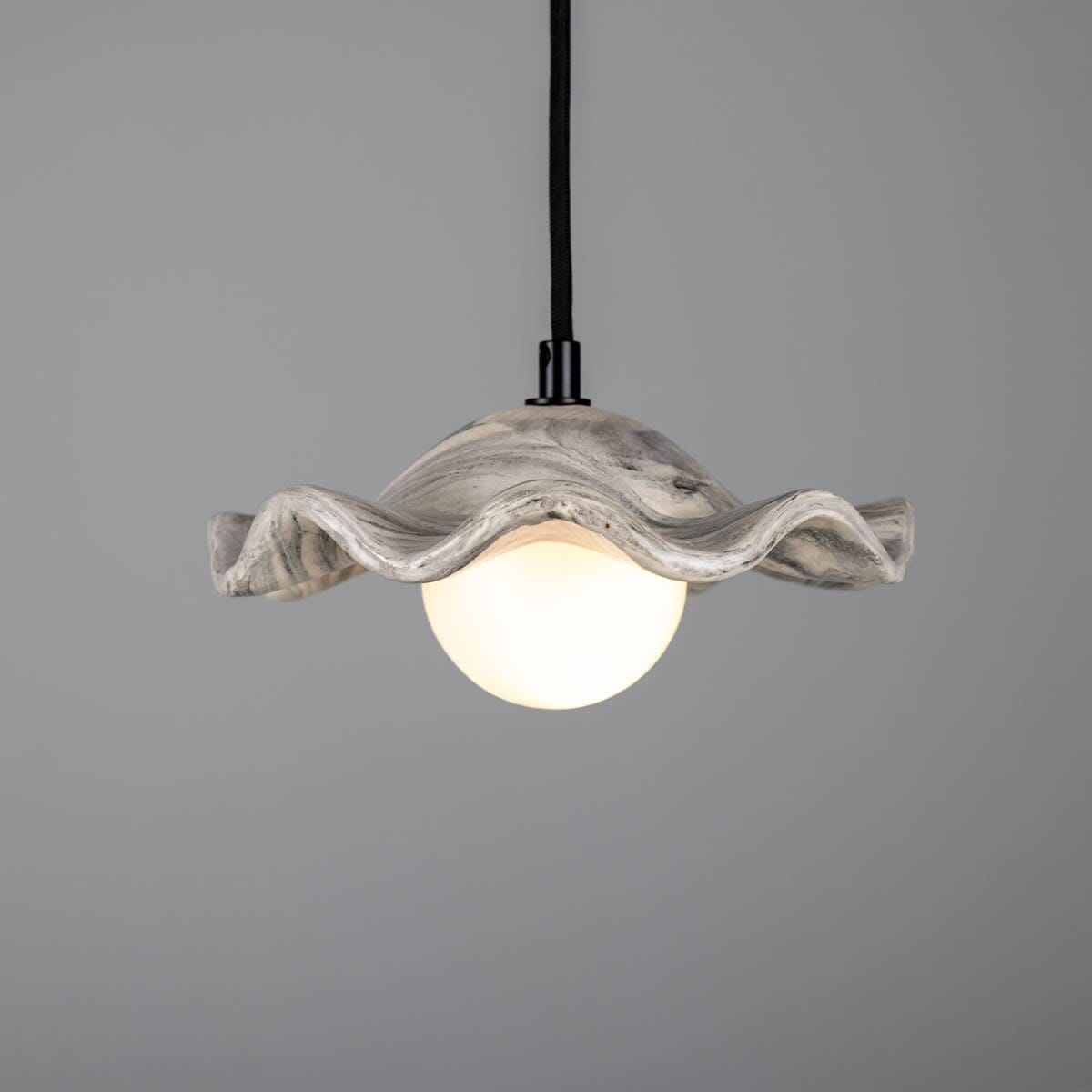 Lampa wisząca Rivale z falistym marmurowym kloszem ceramicznym