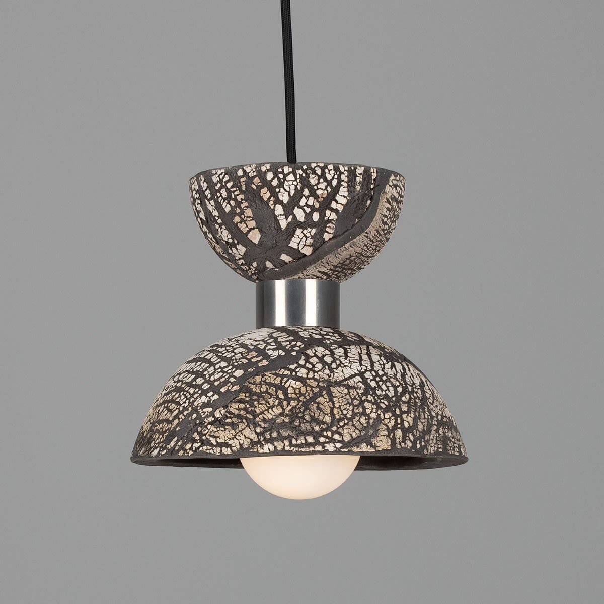 Nakaii Organic Ceramic Pendant Light 20cm, Czarna Glina