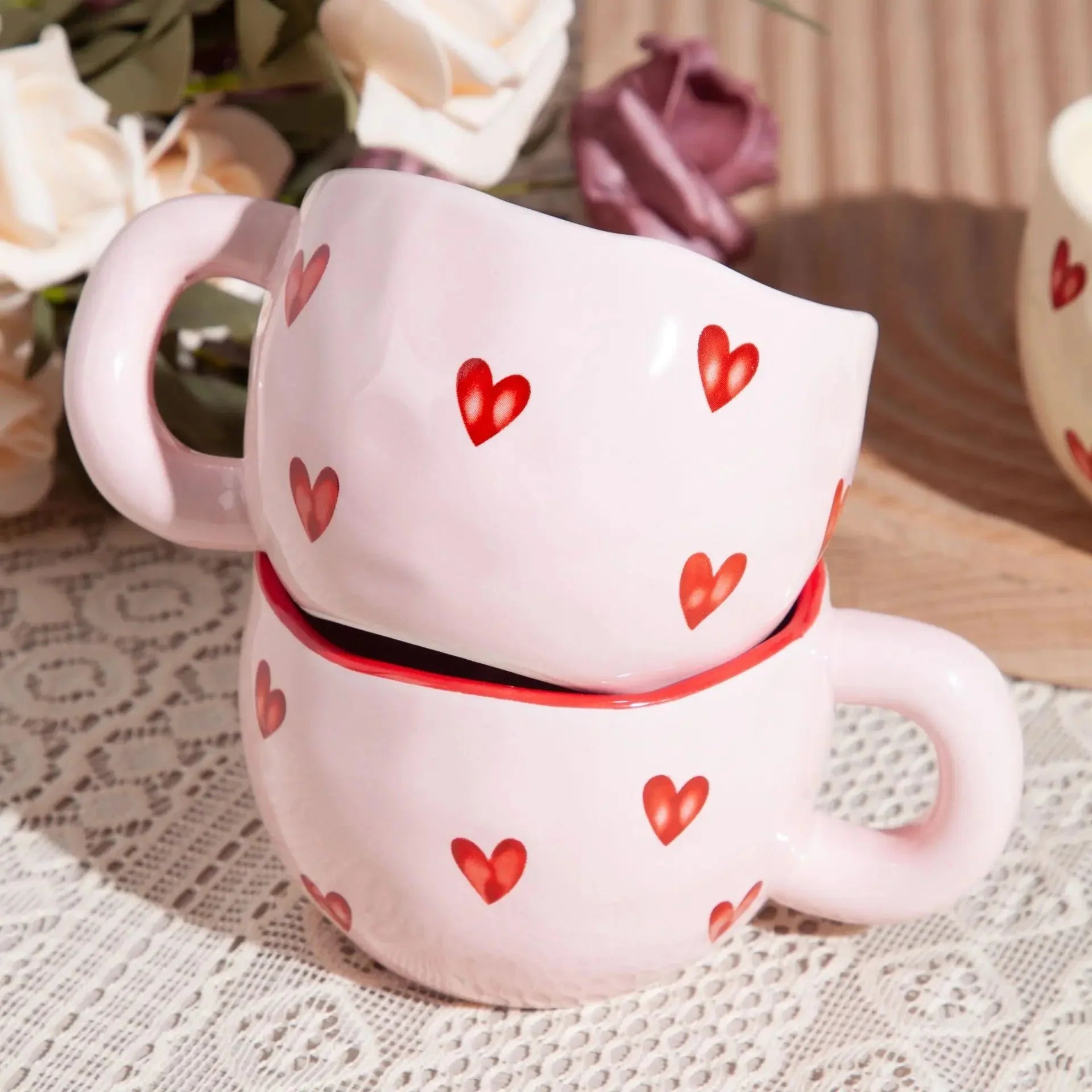 Taza de café de cerámica con corazón de amor rosa