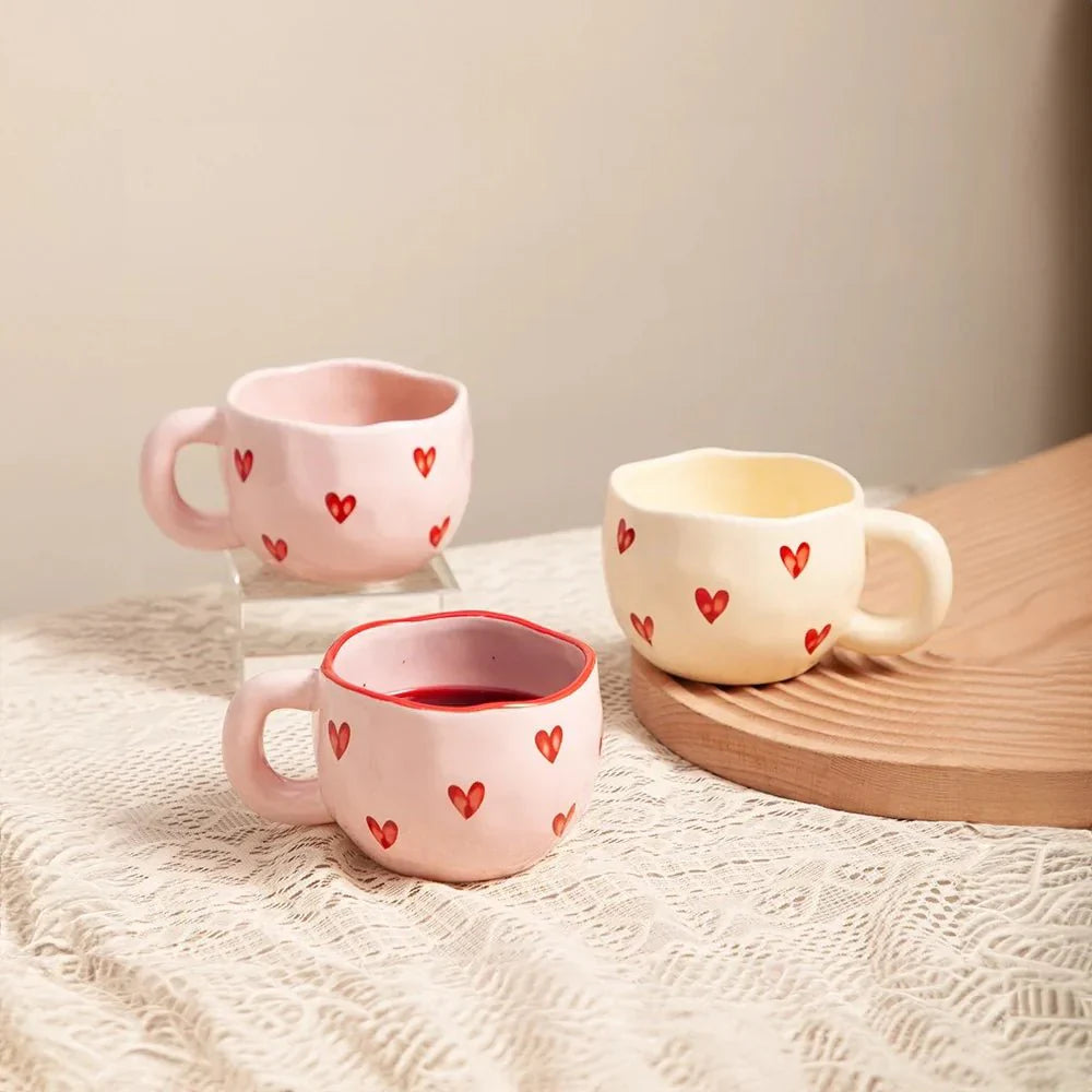 Taza de café de cerámica con corazón de amor rosa