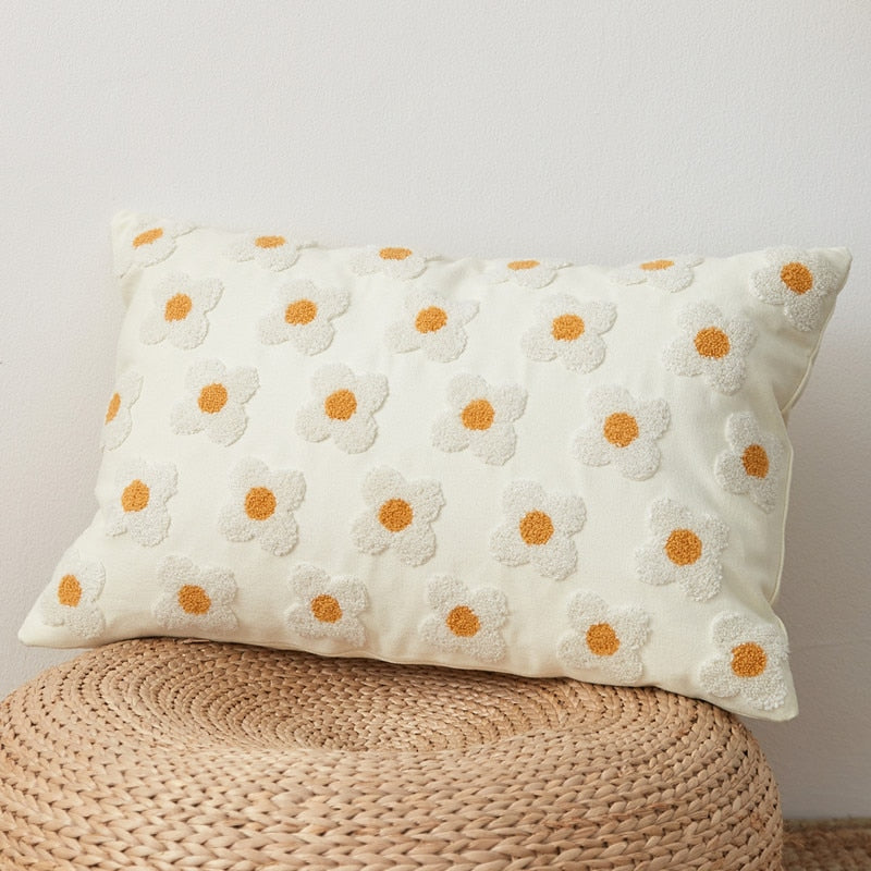 Housse de coussin lombaire brodée de marguerites