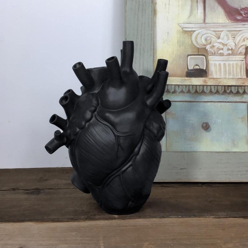 Vaso in ceramica a forma di cuore anatomico