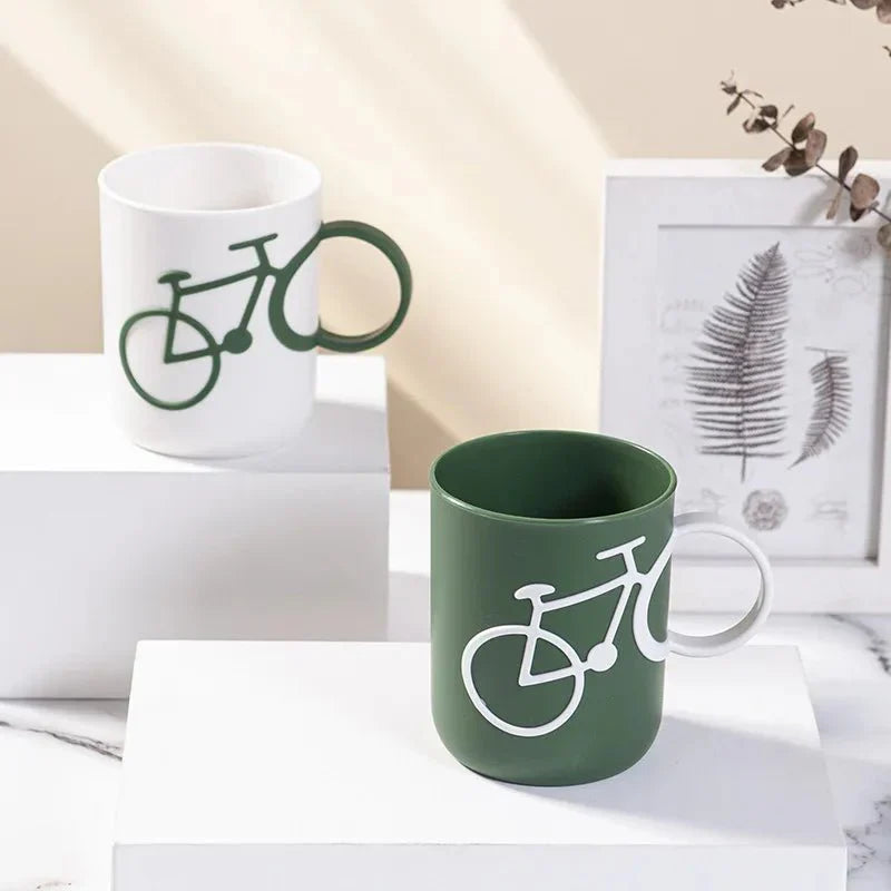 Taza de plástico con mango de bicicleta peculiar