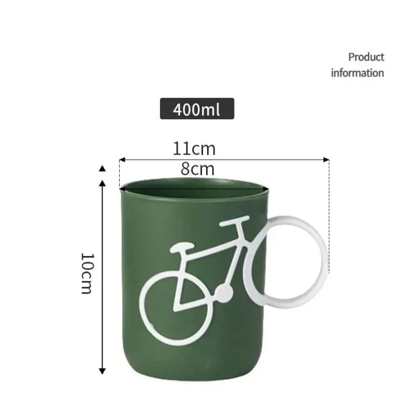 Taza de plástico con mango de bicicleta peculiar