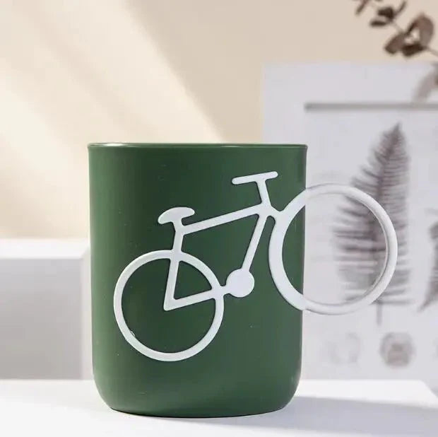 Taza de plástico con mango de bicicleta peculiar