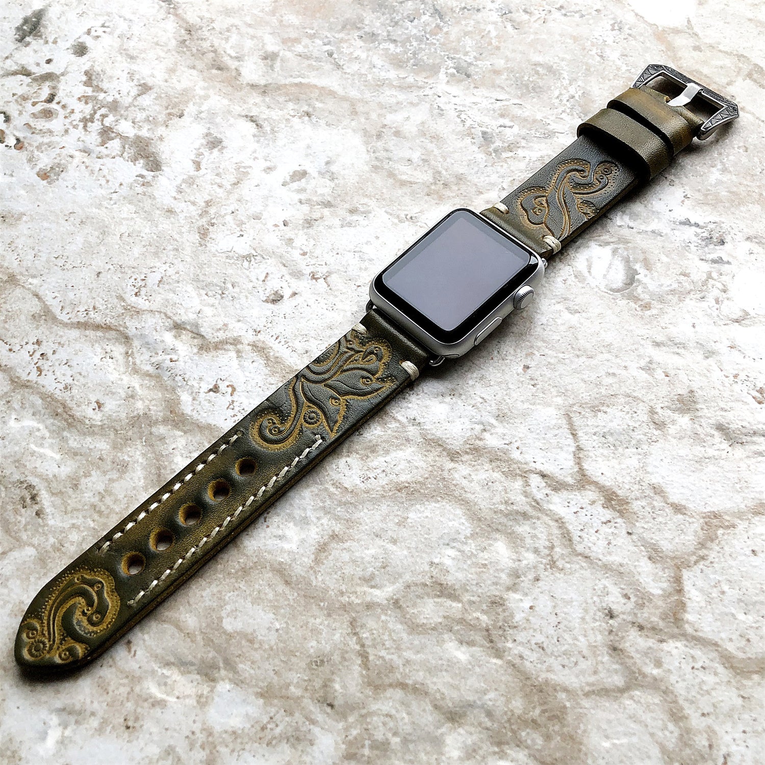 Correa de cuero grabada a mano y con relieve para Apple Watch