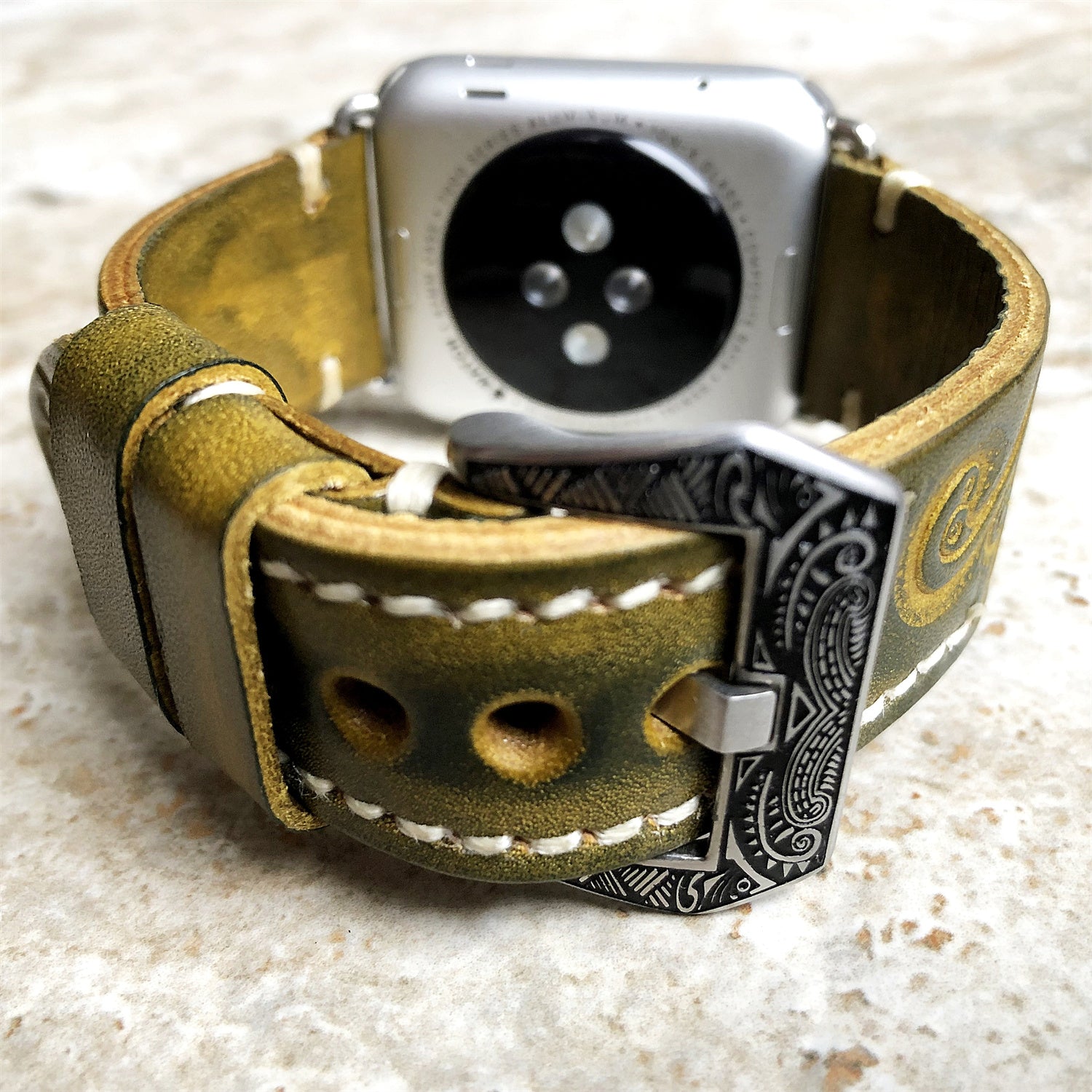 Correa de cuero grabada a mano y con relieve para Apple Watch