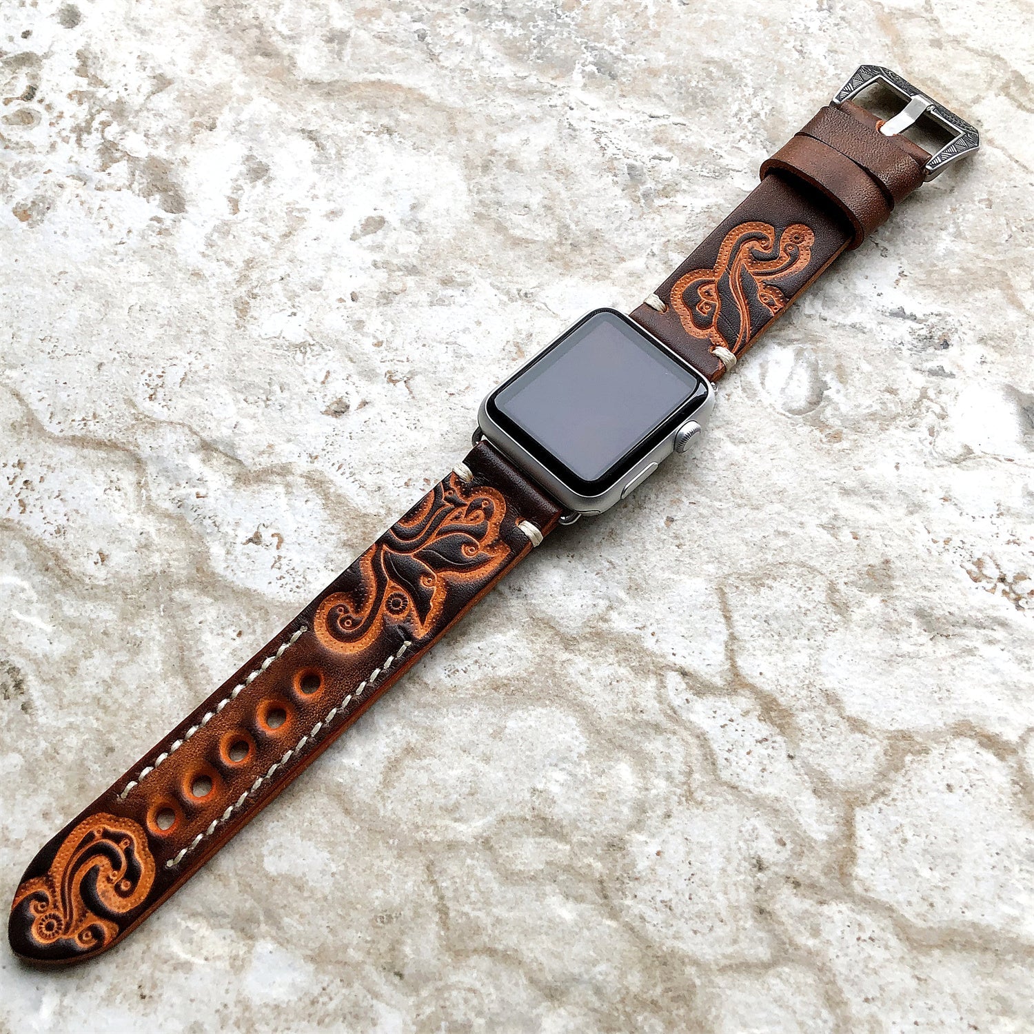 Correa de cuero grabada a mano y con relieve para Apple Watch