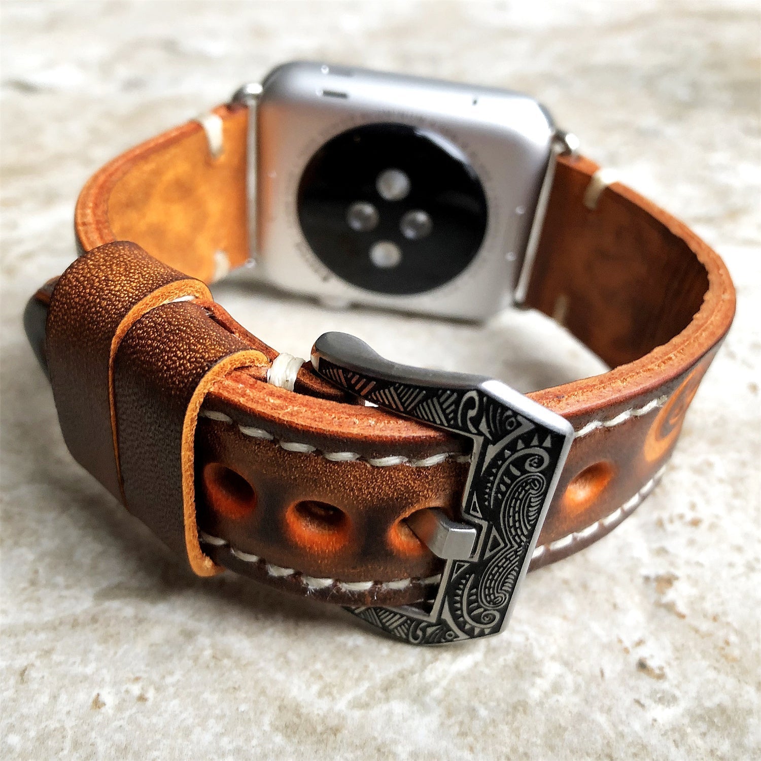 Correa de cuero grabada a mano y con relieve para Apple Watch