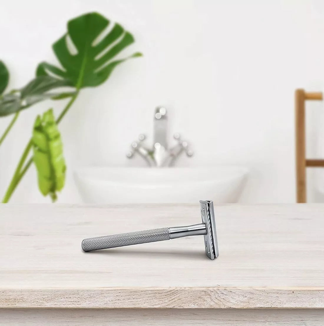 Razor in Brass: with 5 platinum-coated stainless steel double edged razor blades