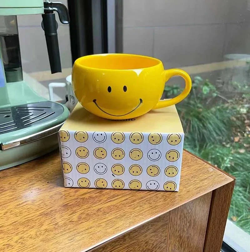 Taza de café de cerámica con cara sonriente