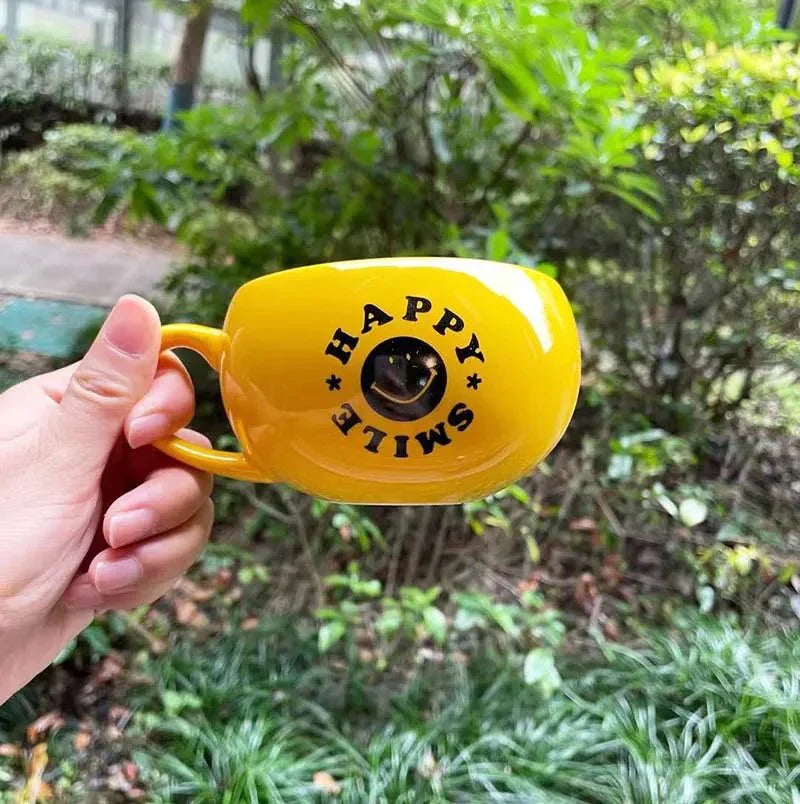 Taza de café de cerámica con cara sonriente